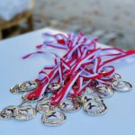 Mehrere Goldmedaillen mit roten Bändern auf Tisch