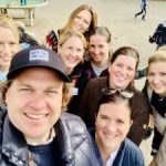 Lächelnde Gruppe von Menschen im Freien.