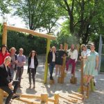 Eine Gruppe von Menschen auf Spielplatz-Struktur