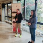 Zwei Personen bei einer Präsentation im Innenbereich