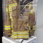 Feuerwehrschutzjacke in einer Ausstellungsvitrine gezeigt