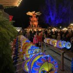 Leuchtende Laternen auf einem Weihnachtsmarkt nachts