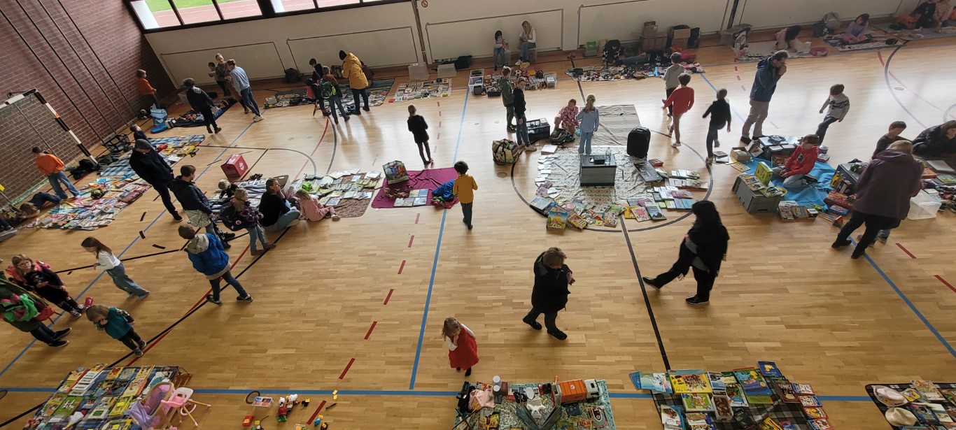 Innenraum Flohmarkt mit Menschen und Büchern