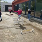 Kind übt Parkour bei sonnigem Wetter draußen