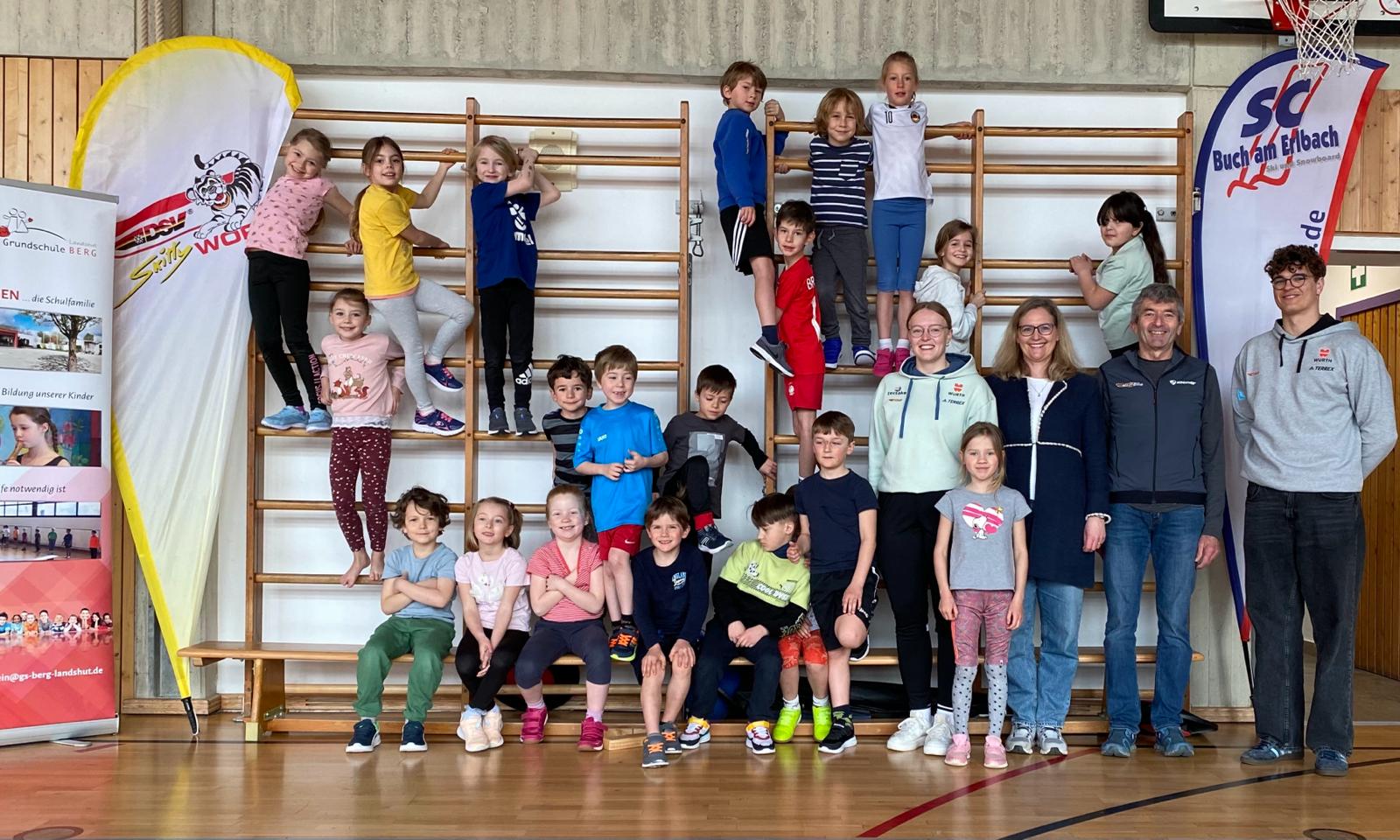 Kindergruppe beim Hallensport mit Trainern in Deutschland
