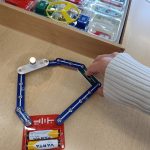 Person experimentiert mit elektrischem Stromkreisset-Spielzeug.