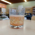 Getränk mit sprudelnden Perlen in Schulumgebung