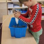 Junge experimentiert mit einem Mixer im Klassenzimmer