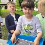 Kinder beim Spielen im Freien mit Wasserbox
