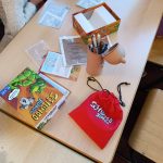 Brettspiel-Set und Zubehör auf einem Tisch