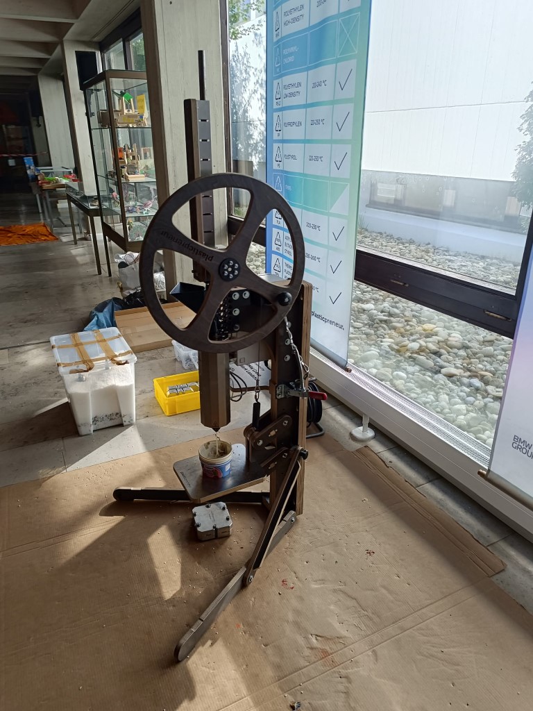 Selbstgebautes mechanisches Gerät in einem Flur.