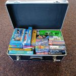 Geöffneter Koffer mit verschiedenen Kartenspielen