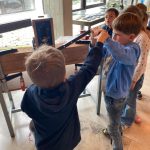 Kinder spielen und lernen an einem Tisch.