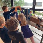 Kinder arbeiten zusammen an einem Projekt.