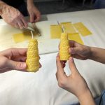 Kerzenherstellung aus Bienenwachs von Kindern lernen