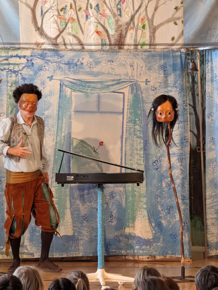 Theaterstück mit Masken vor blauem Hintergrund