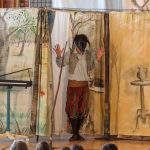 Theaterperformance für Kinder mit verkleidetem Schauspieler