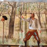 Theateraufführung für Kinder mit Tiermasken und Hintergrund