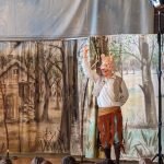 Theateraufführung mit Schauspieler im Tierkostüm auf Bühne