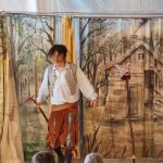 Theateraufführung für Kinder mit fantasievoller Kulisse