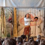 Theateraufführung für Kinder mit Masken und Kostümen