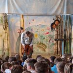 Mann verbeugt sich vor Publikum im Theaterstück