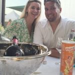 Paar bei Feier mit Getränken und Dekoration