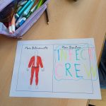 Handgezeichnetes Bühnenoutfit und farbiges Bandlogo Design