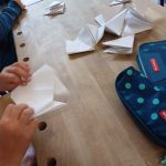 Kinder falten Origami in der Schuleunterricht