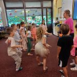 Kinder im Klassenzimmer beim gemeinsamen Lernen.