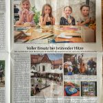 Kinder essen Eis im Sommer bei Hitze