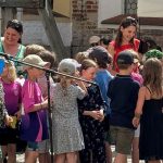 Kinder bei einem Gruppenmeeting im Freien sammeln