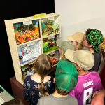 Kinder betrachten interessiert ein Diorama im Museum