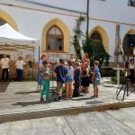 Kindergruppe bei einer Veranstaltung im Freien