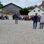 Eine Gruppe von Kindern im Freien versammelt
