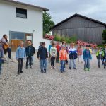 Kinder spielen und singen auf einem Bauernhof