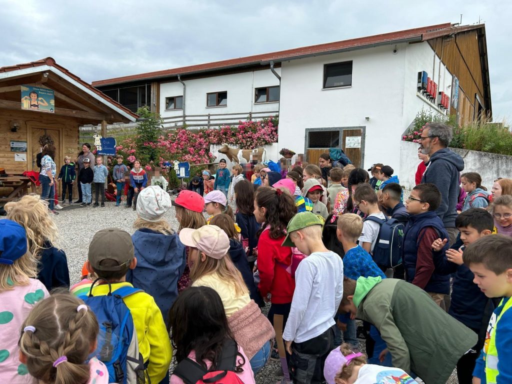 Kindergruppe vor einem Gebäude beim Schulausflug