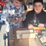 Schüler arbeiten gemeinsam an einem Schulprojekt.