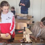 Kinder in einer Werkstatt bauen handwerkliche Projekte
