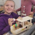Kinder spielen mit einem Holzspielzeug im Klassenzimmer