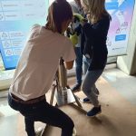 Personen bei praktischer Arbeit mit Recyclingmaterialien