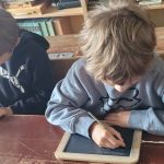 Schreiben auf Schiefertafeln 2