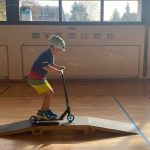 Rollerfahrt über Rampe