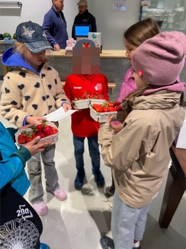 Kinder mit Erdbeeren