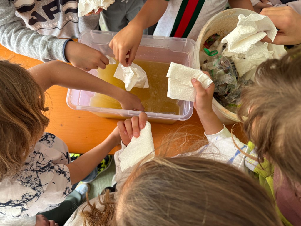 Schmutzwasser mit Küchenpapier